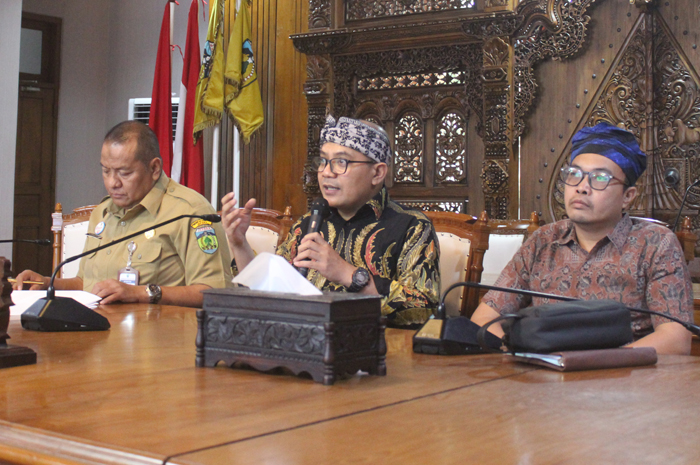 AUDIENSI: Perwakilan dari Perpusnas RI Edi Wiyono (tengah) lakukan konsolidasi di Ruang Command Center Setda Jepara kemarin.