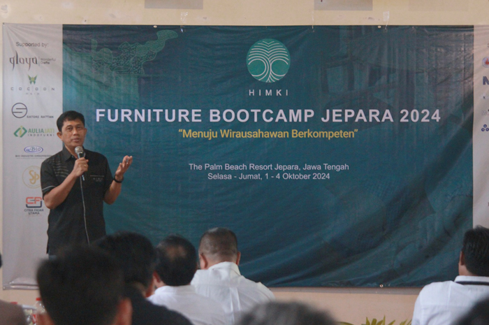 UPGRADE: Ketua DPD HIMKI Jepara Antonius Suhandoyo menyampaikan materi dalam Furniture Bootcamp kemarin.