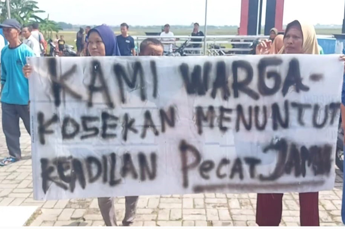 MENUNTUT: Warga Desa Kosekan, Gabus mendatangi balai desa setempat untuk berunjuk rasa belum lama ini.