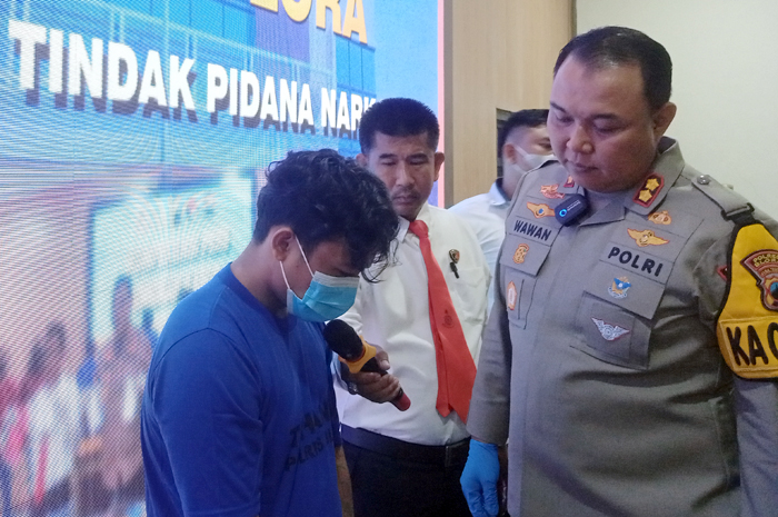 MERESAHKAN: Kapolres Blora AKBP Wawan Andi Susanto saat menanyai pelaku.