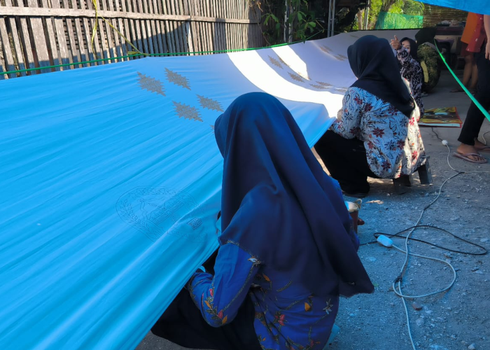 PERINGATAN HARI BATIK: Aktivitas membatik masyarakat Blora dalam peringatan Hari Batik Nasional.