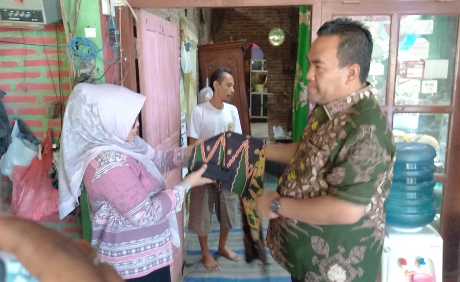 KUNJUNGI: Calon Bupati (Cabup) Blora, Arief Rohman memperingati Hari Batik Nasional dengan mengunjungi para perajin batik di Kelurahan Beran, Kecamatan Blora.