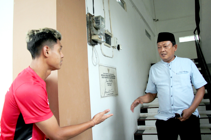 BANGUN CHEMISTRY: Dewan Penasihat Persiku Mawahib menyalami pemain Persiku di mess Akbid Pemkab kemarin.