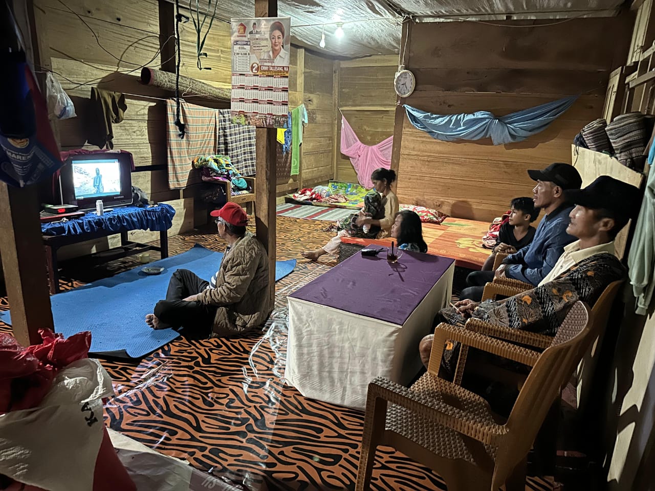HADIR: Kehadiran listrik di Desa Ilan Batu Uru, Kecamatan Walenrang Barat, Kabupaten Luwu, Sulawesi Selatan dimanfaatkan warga untuk aktivitas sehari hari.