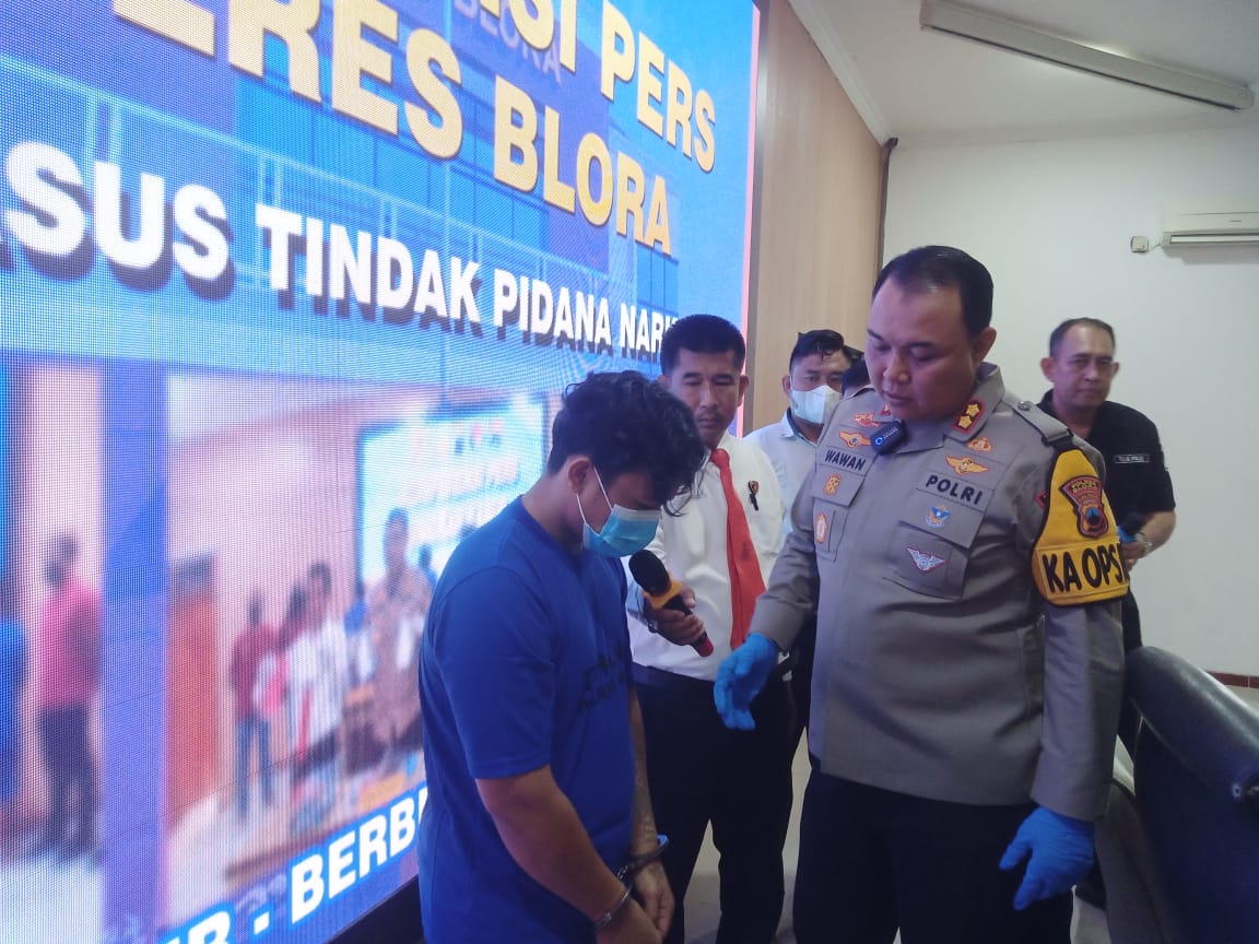 DIBEKUK: Seorang pria berinisial PS, (19) warga Desa Kajar, Kecamatan Gunem ditangkap Satuan Reserse Narkoba (Satresnarkoba) Polres Blora saat edarkan sabu-sabu baru-baru ini.