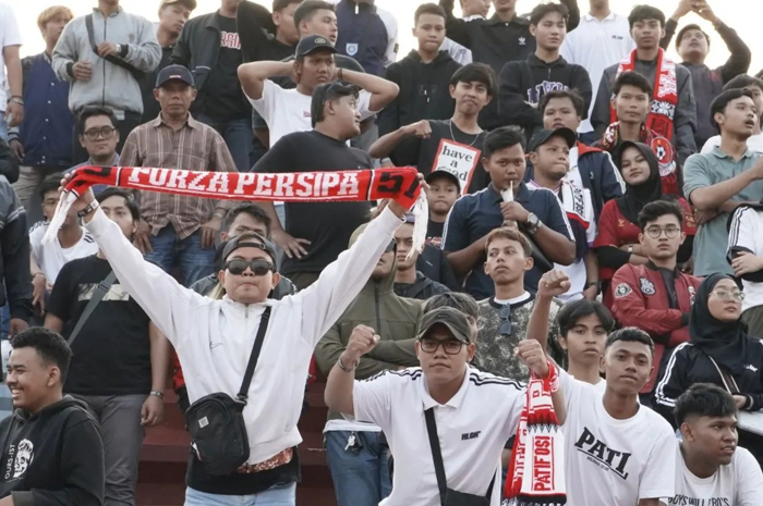 KOMPAK: Penonton mendukung penuh sepanjang pertandingan Persipa Pati.