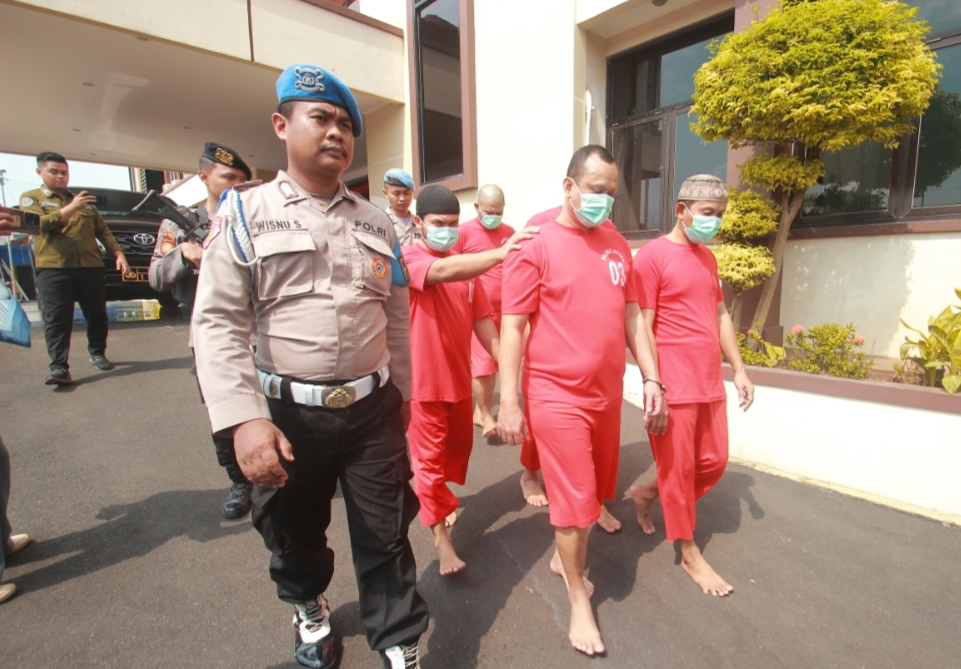 PEKAT: Polisi menggiring para tersangka penyalahgunaan narkoba di Mapolres Jepara baru-baru ini.