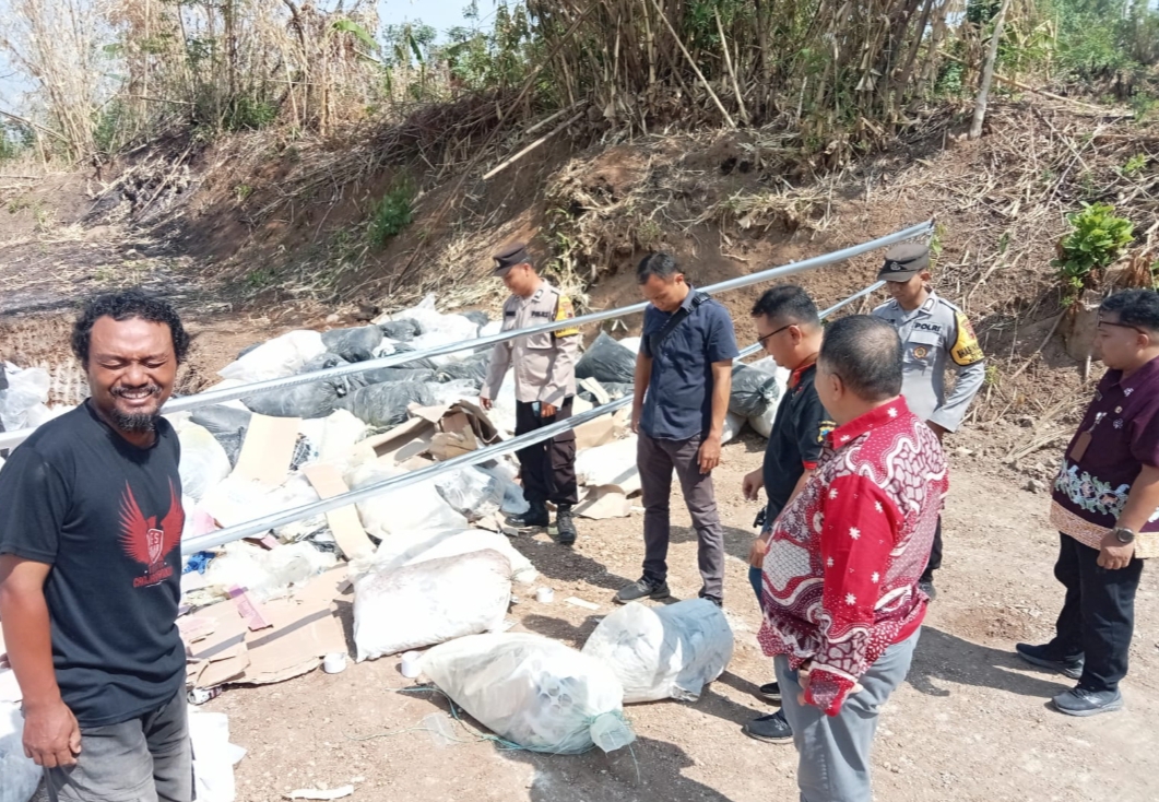 GEGER: Warga Desa Mambak, Kecamatan Pakis Aji digegerkan dengan penemuan tumpukan limbah medis berkarung-karung di lahan kosong milik warga, Rabu (3/10).