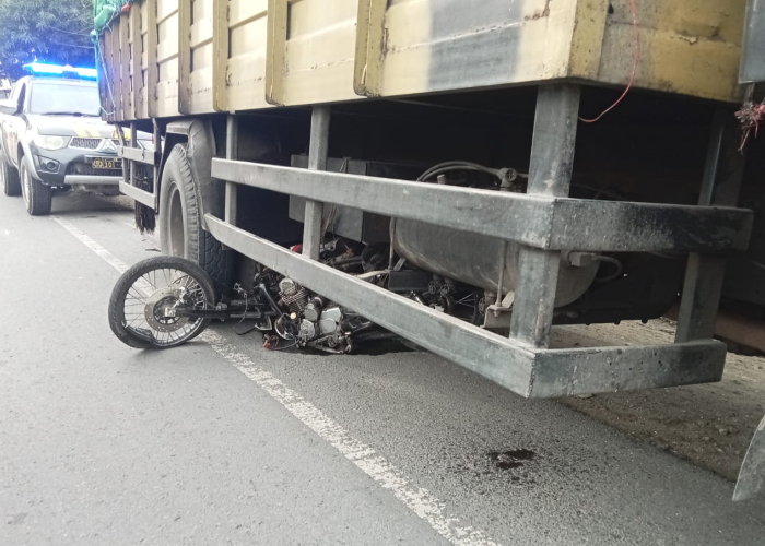 RINGSEK: Sepeda motor Bayu Kristanto (32) ringsek usai mengalami kecelakaan tragis terjadi di Jalan Rembang-Blora turut Desa/Kecamatan Sulang, pada Kamis (3/10) sekitar pukul 06.00 WIB.