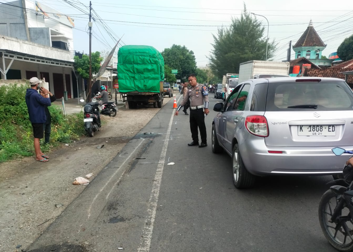 TKP: Petugas kepolisian saat melakukan olah tempat kejadian perkara (TKP)&nbsp;di Jalan Rembang-Blora turut Desa/Kecamatan Sulang, pada Kamis (3/10) sekitar pukul 06.00 WIB.