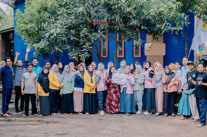 DAPAT PELATIHAN DAN BANTUAN: Perempuan peserta pelatihan pembuatan lengkunis dan edukasi pemanfaatan HHBK foto bersama.