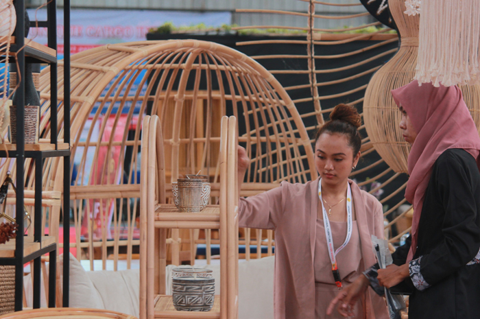TARIK MINAT PEMBELI: Pengunjung mengamati sejumlah koleksi furniture yang dipajang di sebuah pameran mebel belum lama ini.