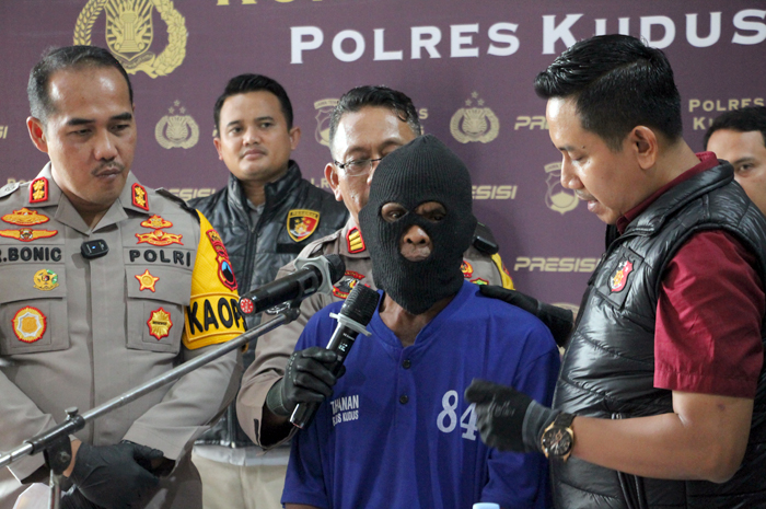 NEKAT BAKAR MOBIL: Pedagang PKL berinisial K ditangkap petugas Polres Kudus usai membakar mobil ketua RT di Jekulo Kudus beberapa waktu lalu.