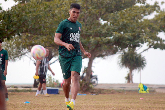 SEMANGAT: Penggawa Persijap mengikuti latihan di lapangan Pantai Bandengan belum lama ini.