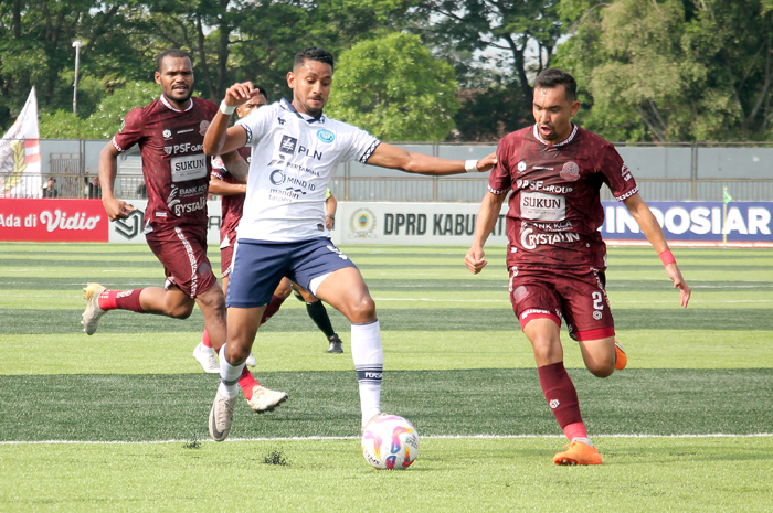 KURANG NGOTOT: Striker Persiku Kudus Rony Maza kurang memberikan kontribusi ke tim saat melawan Persipa Pati di Stadion Joyokusumo.