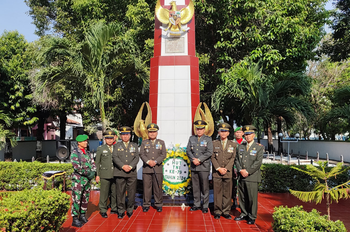 PERINGATI HUT: Dandim 0722/Kudus Letkol Inf Hermawan Setya Budi menaburkan bunga di atas makam pahlawan.