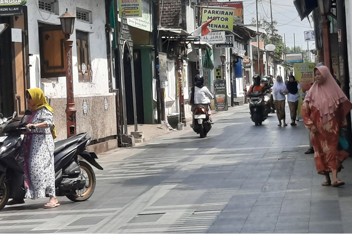 BEBAS PKL: Suasana Jalan Menara Kudus pasca penertiban PKL arus lalu linta lancar dan pejalan kaki nyaman berjalan.