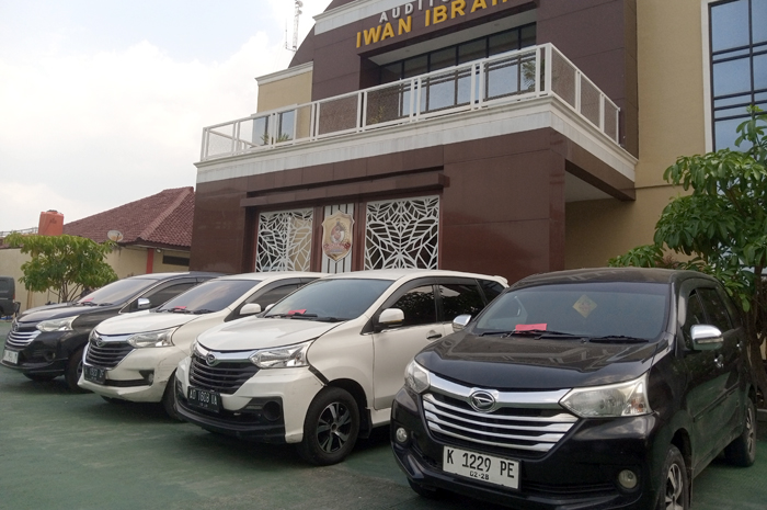 TERKUMPUL: Barang bukti mobil yang digelapkan pelaku terparkir di halaman Polres Blora.