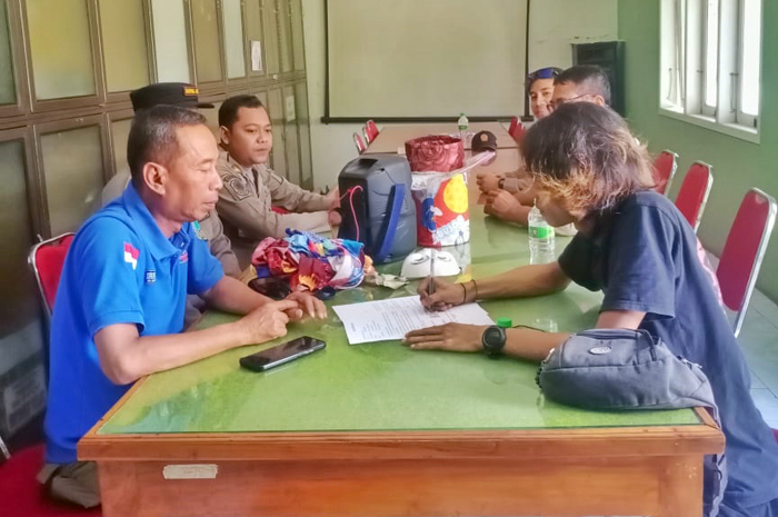 PEMBINAAN: Petugas Satpol PP melakukan pembinaan kepada orang yang kena razia mengamen di traffic light di Desa Peganjangan, Kecamatan Bae, Kudus kemarin.