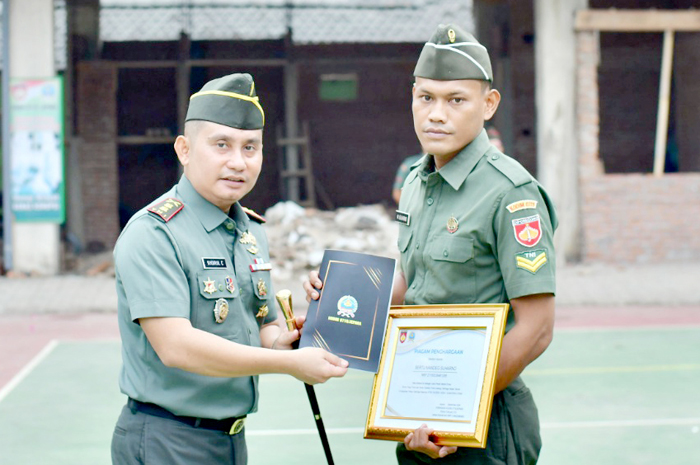 Dandim Jepara Letkol Arm Khoirul Cahyadi (kiri) menyerahkan penghargaan kepada Sertu Mandeg Suharno yang baru saja meraih medali emas PON Aceh-Sumut.