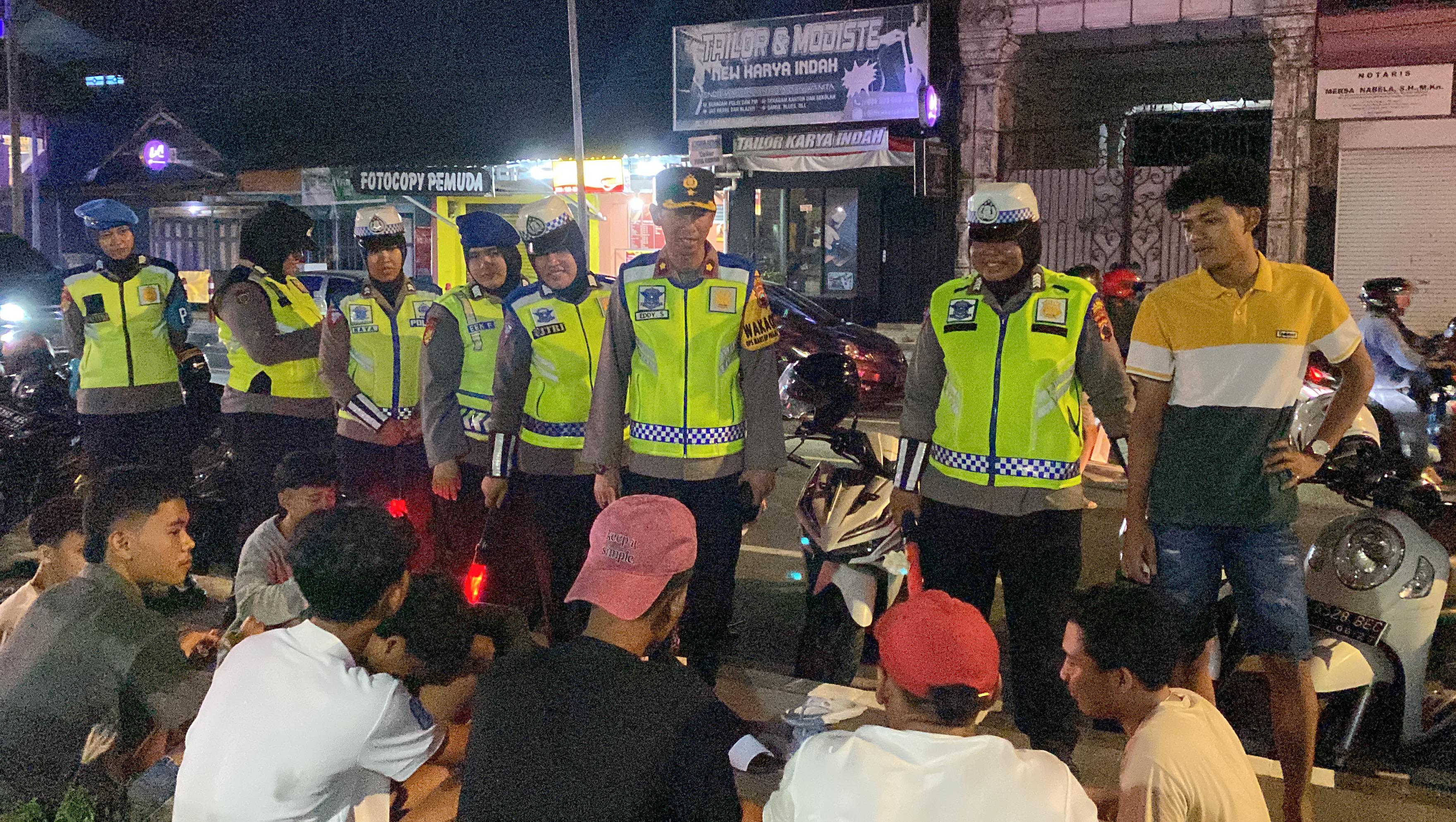 PATROLI: Polwan Kartini Polres Jepara Patroli Malam di Car Free Night baru-baru ini.