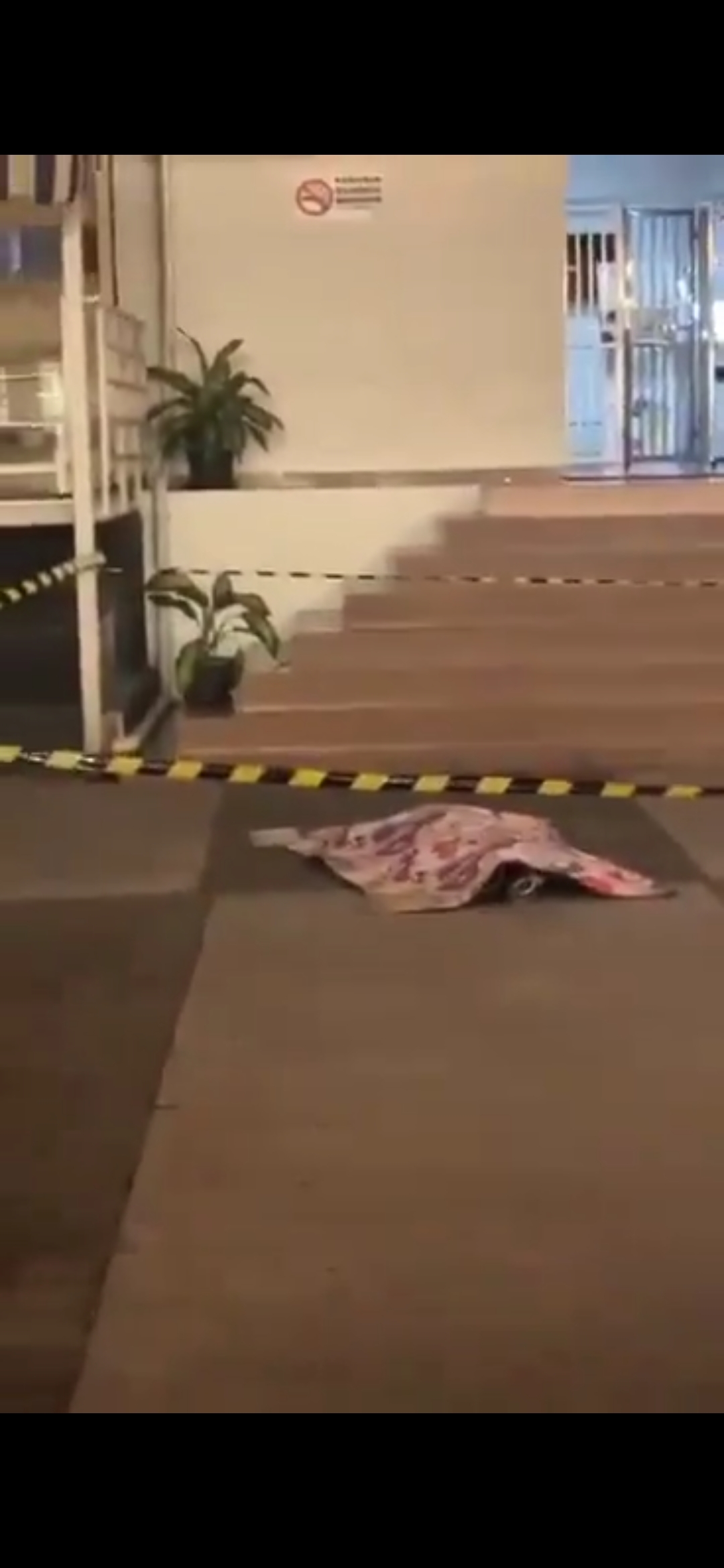 Jasad yang ditemukan dalam kondisi tergeletak oleh sekuriti. Foto: Twitter/X