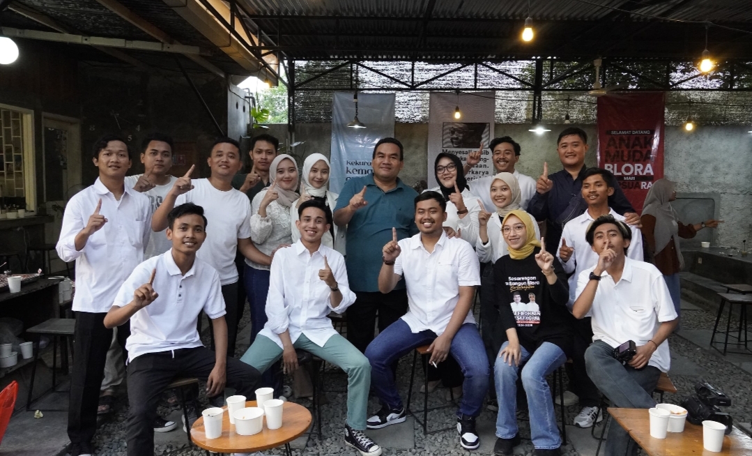 DEKLARASI: Sejumlah anak muda deklarasikan diri menjadi Relawan Muda Sesarengan, di Teko Latte, Kelurahan Tempelan, Blora Kota, Minggu (6/10).