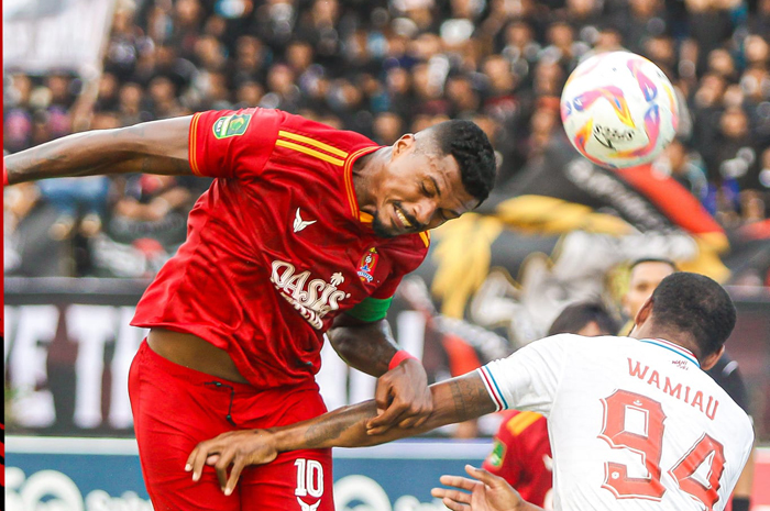 MAKIN DINGIN: Risalvo menunduk bola dalam laga Persijap vs Persipa Pati di Stadion Moch Subroto Magelang kemarin sore.