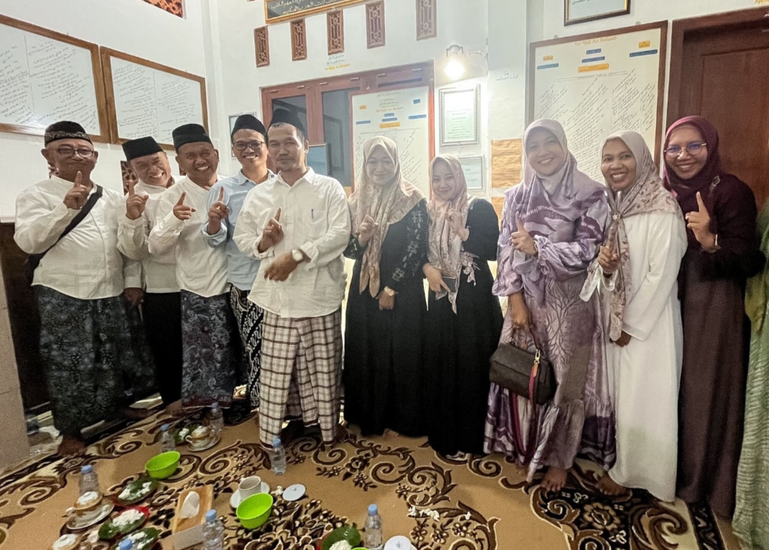 MOHON DOA RESTU: Cabup-Cawabup nomor urut 01 Vivit-Umam bersama keluarga sowan ke Gus Baha, Senin (7/10).