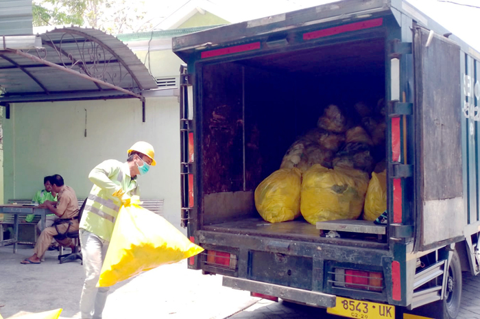 SAMPAH B3: Petugas mengangkut sampah medis di RSUD dr R Soetijono Blora ke mobil jasa pengangkutan limbah baru-baru ini.