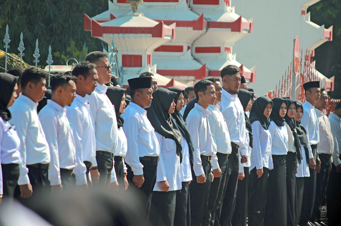 DITAMBAH: Para pegawai PPPK menanti SK pengangkatan di halaman Pendapa Kabupaten Jepara belum lama ini.
