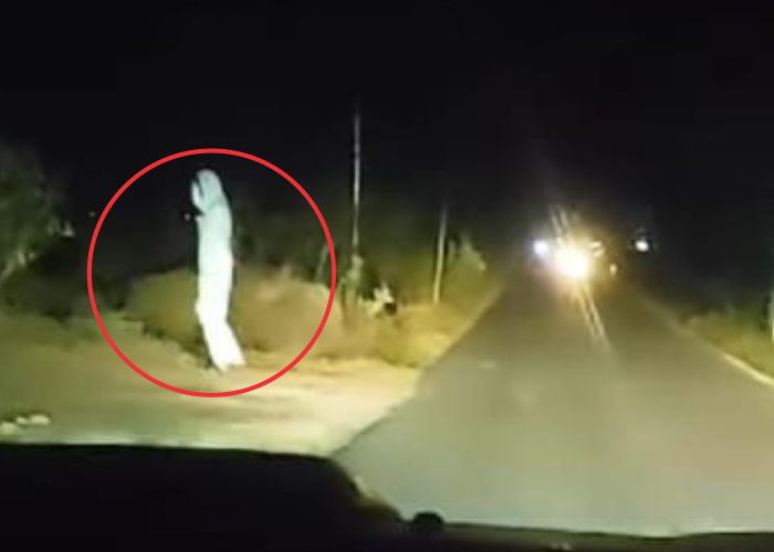 PENAMPAKAN: Potret pocong di Jalan KUA Lasem turut Desa Dasun yang direkam pengguna jalan pada Senin (7/10) malam.