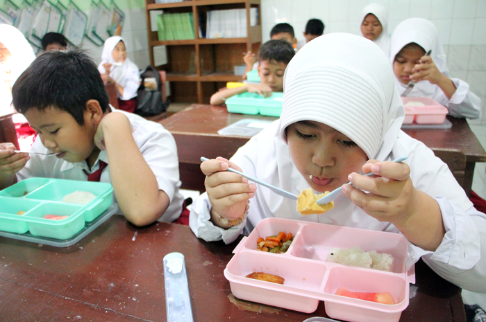 LAHAP: Siswa sekolah dasar menikmati hidangan Makan Bergizi Gratis.