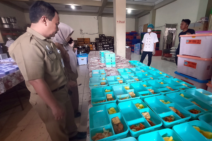 CEK LAIK HYGIENE: Tim DKK Kudus mengecek langsung kualitas makanan yang disajikan catering baru-baru ini.