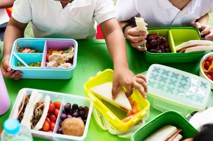 Ilustrasi anak sekolah makan siang.