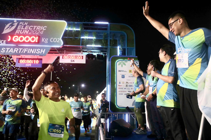 SAPA PESERTA: Direktur Utama PLN, Darmawan Prasodjo (kanan) bersama jajaran Direksi dan Komisaris PLN memberikan semangat kepada peserta PLN Electric Run 2024 kategori 10K di garis start.