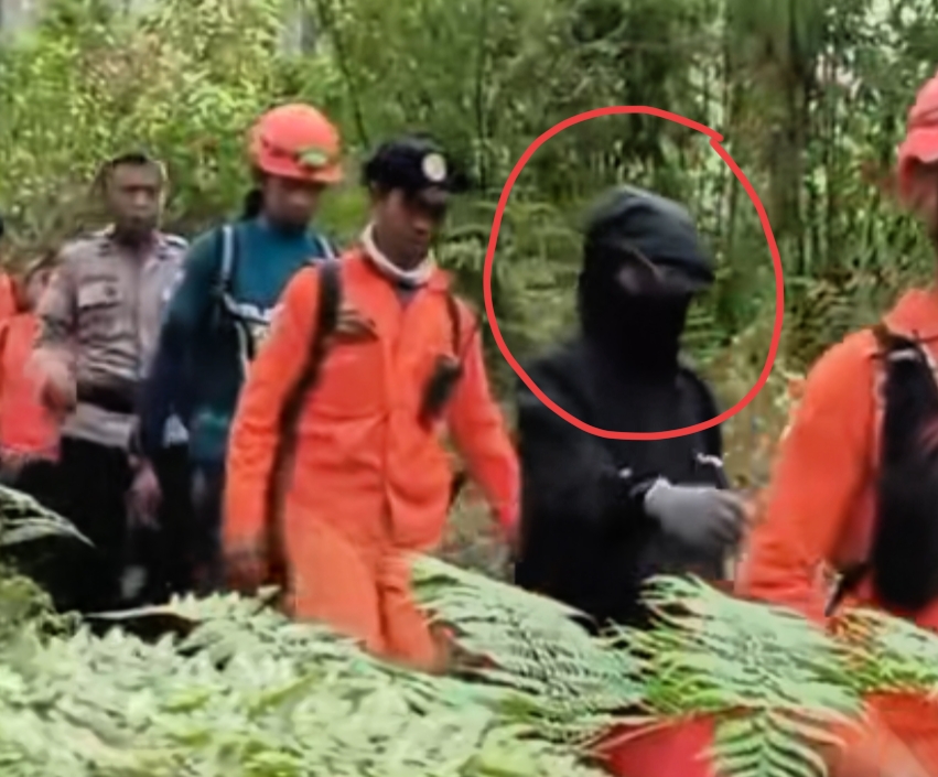 DITEMUKAN: Seorang siswi SMKN 3 Semarang, Naomi Daviola (17) yang sempat hilang saat mendaki Gunung Slamet akhirnya berhasil ditemukan di Pos 7.