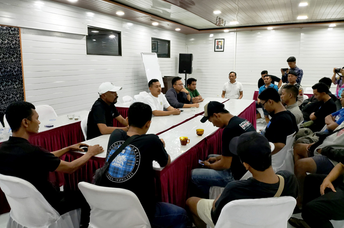 BERBENAH: Aksi suporter SMM menemui manajemen Persiku usai dipecatnya Sudirman.