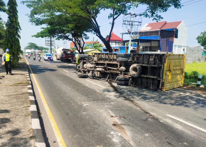 LAKA: Sebuah truk Isuzu Box dengan nomor polisi H-9941-EA terguling setelah sopirnya diduga mengantuk saat mengemudikan kendaraan.