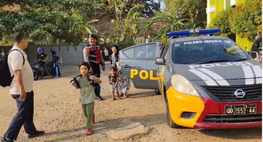 Hadir Ditengah Masyarakat, Polisi di Jepara Responsif Mengantar Pelajar Berangkat ke Sekolahnya