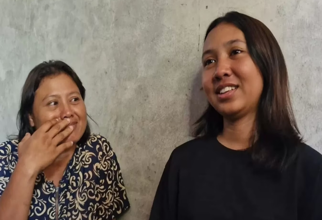 BERCERITA: Naomi didampingi sang ibunda saat menceritakan kisahnya selama tersesat di Gunung Slamet.