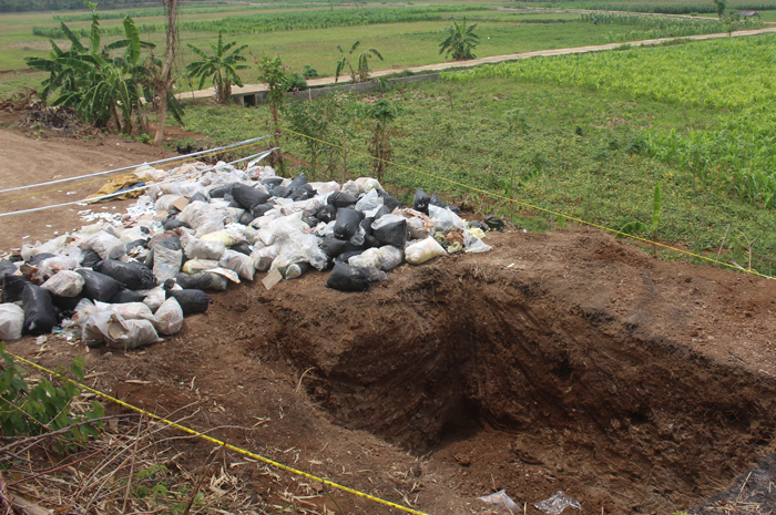 MENUMPUK: Kondisi limbah medis yang berada di area persawahan dukuh Gempol Desa Mambak baru-baru ini, keberadaan penyewa lahan masih menjadi misteri.