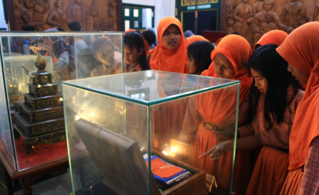 ANTUSIAS: Para siswa di Rembang antusias melihat koleksi di Museum RA Kartini baru-baru ini.