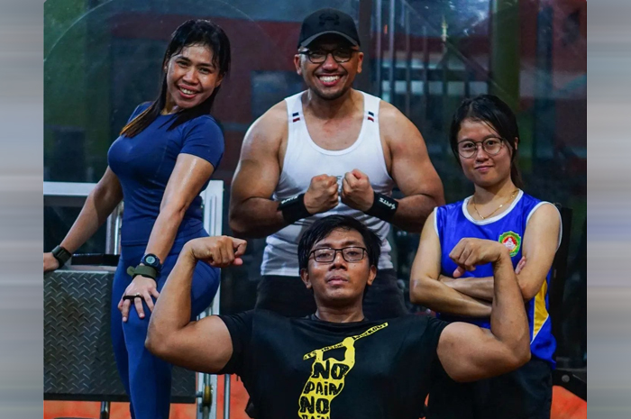 BERAWAL DARI HOBI: Aji Puspito (atas tengah) bersama para member tempat gym-nya.
