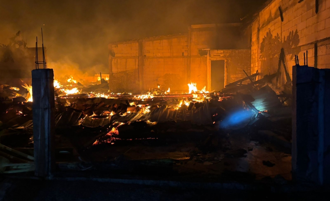 LUDES: Petugas pemadam kebakaran sedang memadamkan api yang membakar rumah, gudang dan mobil di Desa Bringin, Kecamatan Godong.
