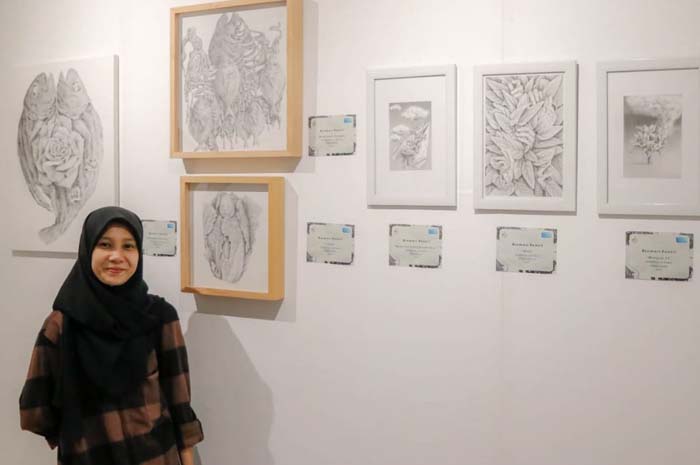 KREATIF: Djemari Pensil alias Siti Muthoharoh menunjukkan karya-karyanya yang dipamerkan baru-baru ini.