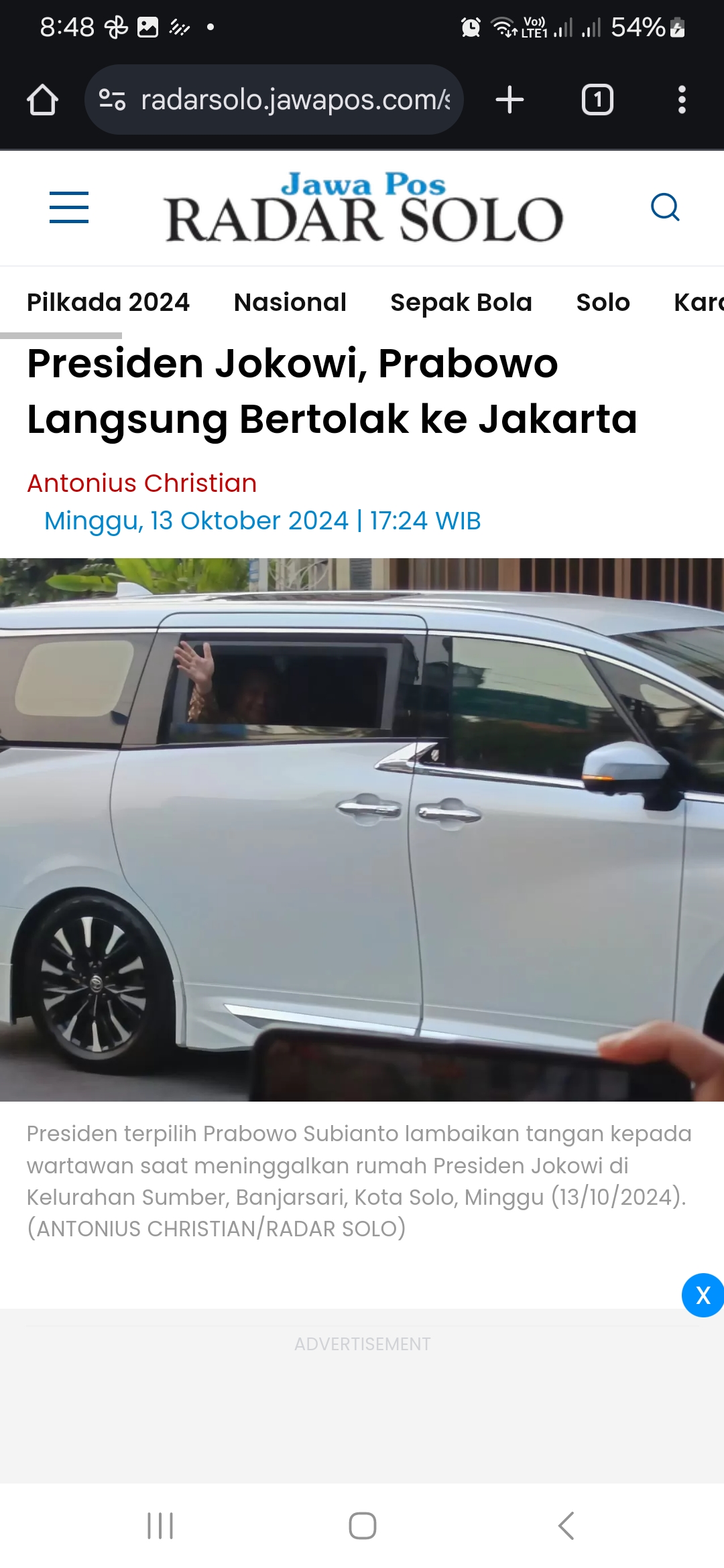 Prabowo Subianto melambai pada wartawan saat berkunjung ke rumah Jokowi di Sumber Banjarsari Solo. Foto: JawaPos Radar Solo/Antonius Christian