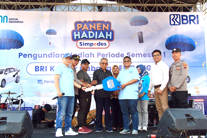 KETIBAN REJEKI: Pemimpin Cabang PT BRI (Persero) Tbk Cabang Rembang, Devi Ridwan serahkan simbolis kunci grandprize PHS kepada kepala cabang BRI Unit Pandangan. Hadir pula nasabah BRI Atna Tukiman.