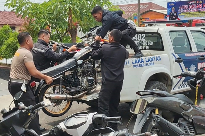 AMANKAN: Jajaran Polres Blora saat mengangkut sepeda motor yang hendak digunakan balap liar.