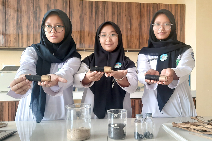 PRODUK UNGGULAN: Tim MAN 2 Kudus menunjukkan produk Akticlito (arang aktif, eceng gondok, dan zeolit blotong) di ruang laboratorium kimia sekolah itu belum lama ini.